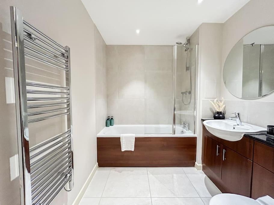 Stylish Urban Sanctuary With Parking Apartman London Kültér fotó